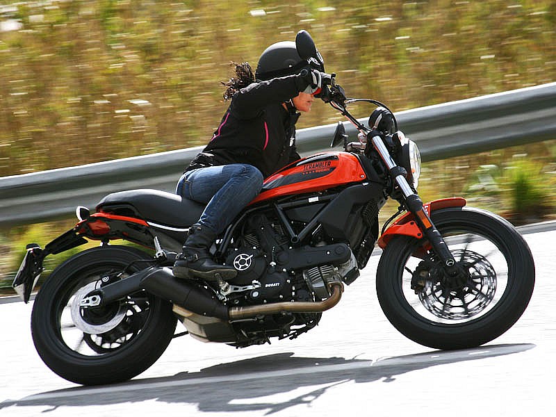 Las suspensiones de la Ducati Scrambler Sixty2 ofrecen un buen comportamiento en general, aunque se echa de menos una horquilla con regulación