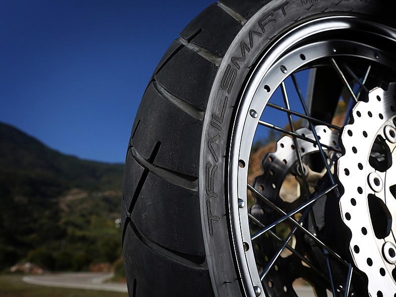 Detalle del dibujo del neumático Dunlop TrailSmart delantero con tecnología XGT