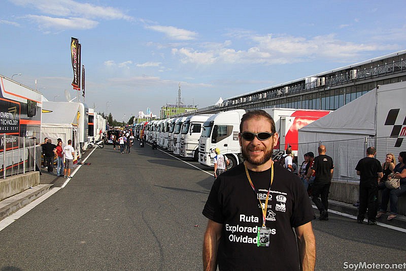 Miguel Silvestre en el el Paddock del GP de República Checa, en Brno, durante un pequeño descanso en su Ruta de los Exploradores Olvidados