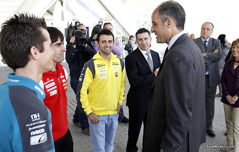 Nico Terol, Julito Simón y Héctor Barberá con Francisco Camps - exposición 30 años de Aspar
