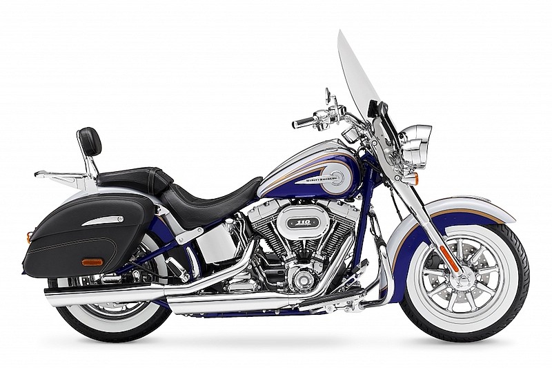 Harley Davidson CVO Softail Deluxe: Estilo clásico en una Harley de 2014