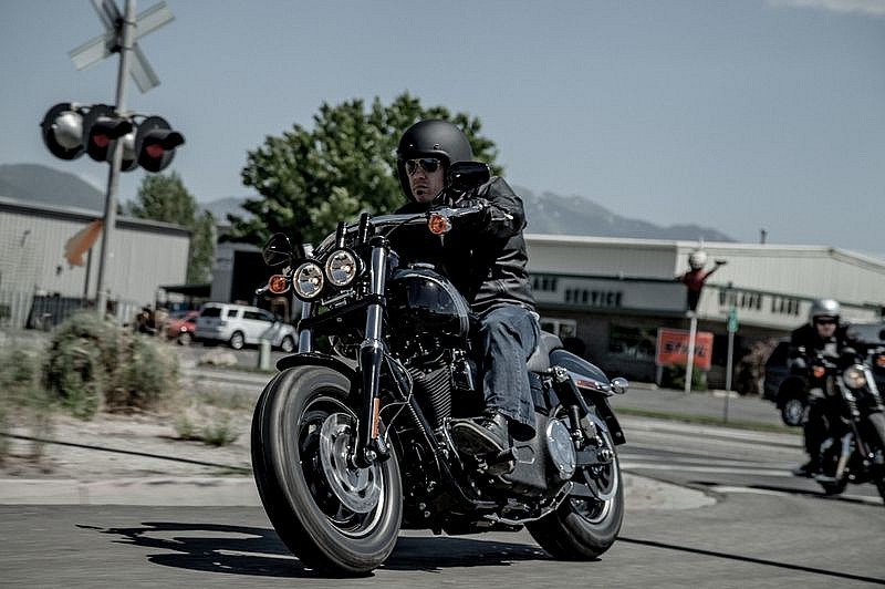 La Harley-Davidson Dyna Fat Bob 2014 en acción