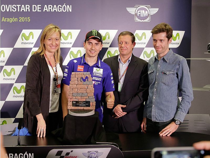 La presidenta de Motorland presentó el trofeo del GP de Aragón.