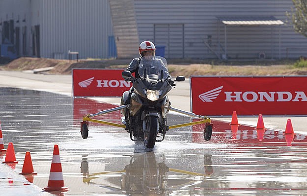 Honda Instituto de Seguridad - conducción sobre mojado