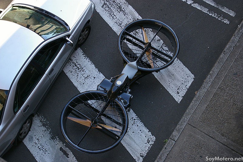 La Hoverbike al lado de un coche muestra sus dimensiones