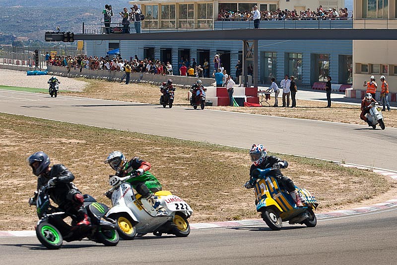6 horas de Resistencia de Vespas 2011, numeroso público asistió a ver corres a las Vespas y Lambrettas