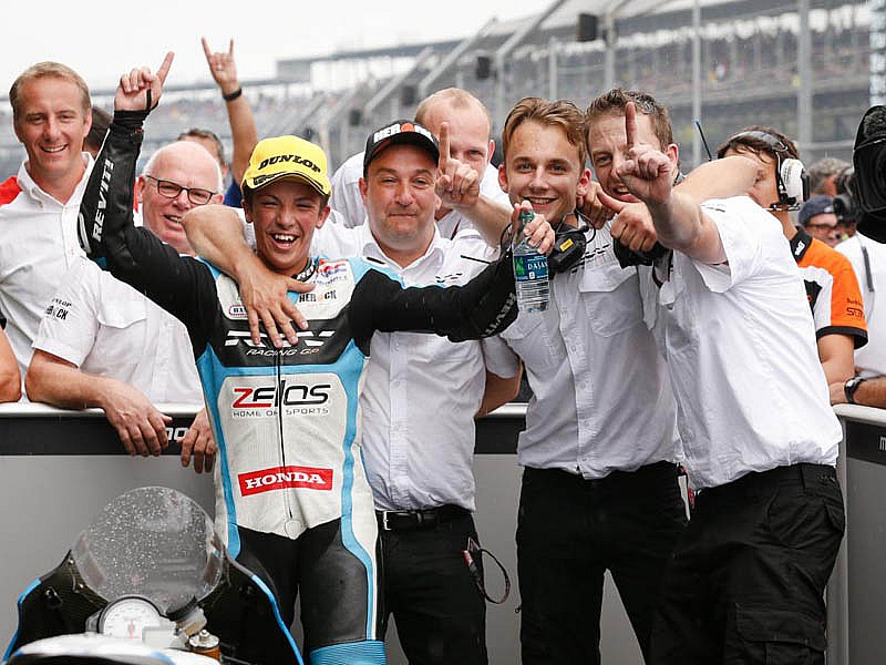 Livio Loi celebrando su primera victoria en el Mundial de Moto3: Indianápolis