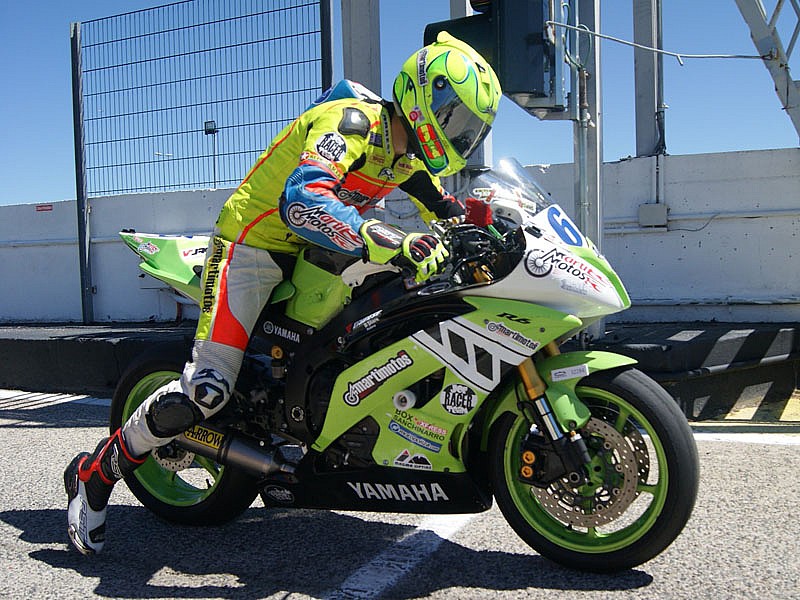 Víctor López y su Yamaha R6 road racing