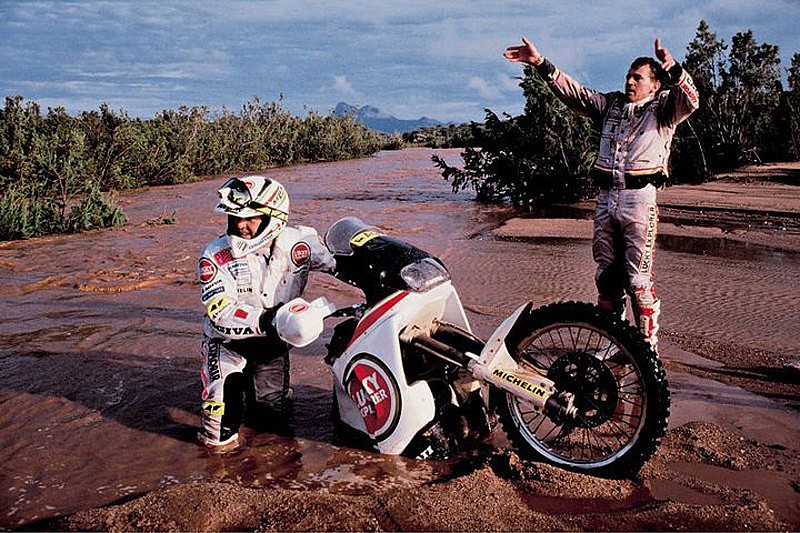 Jordi Arcarons y su Cagiva en el Dakar de 1992 con algunos problemas