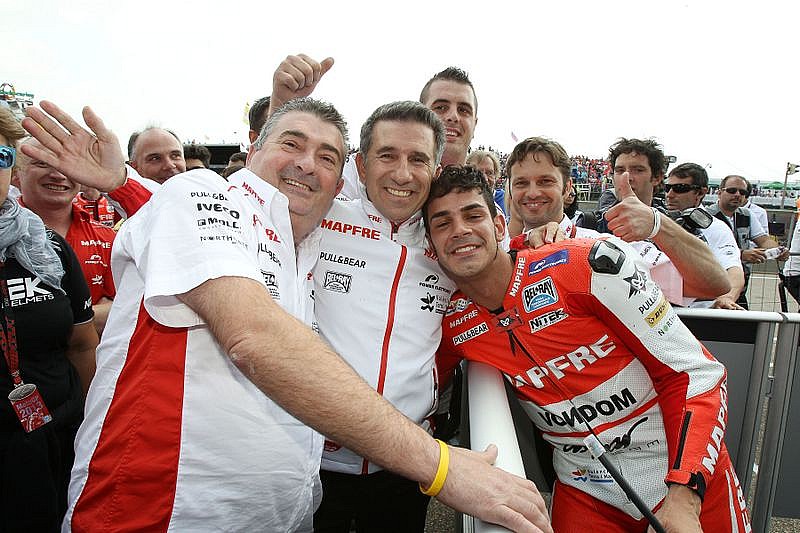 Jordi Torres celebrando su victoria en el GP de Alemania junto a Jorge Martínez Aspar