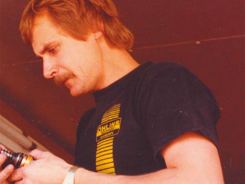 Kenth Öhlin revisando un amortiguador en un camión de asistencia a finales de los '70
