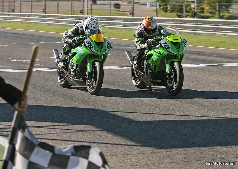 Kawasaki Ninja Cup Cheste 2010, paso por meta Hernández y Molero