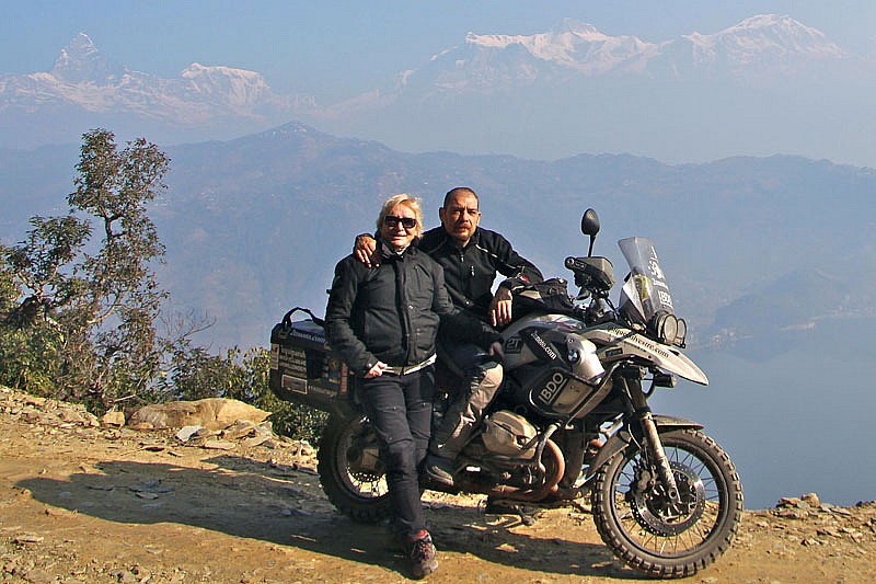 Miquel Silvestre con su madre a los pies del Himalaya, en algún punto entre Katmandu y Pokhara