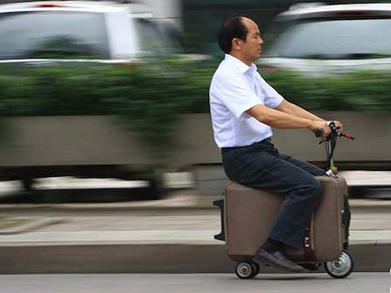 Scooter, eléctrico, en una maleta. Sólo puede pasar en China