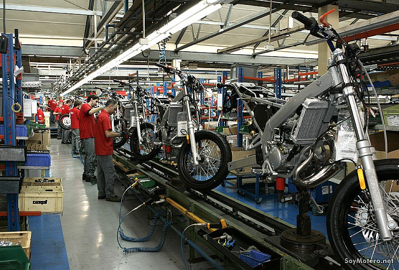 Cadena de montaje de motos de la fábrica de Derbi en Martorells