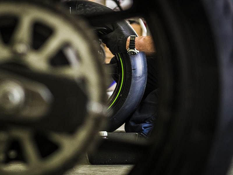 Los técnicos de Michelin ponen a punto las gomas en el Circuito de Monteblanco