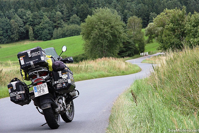 Moto de Miguel Silvestre en su Ruta de los Exploradores Olvidados 2011 en una carretera de la República Checa