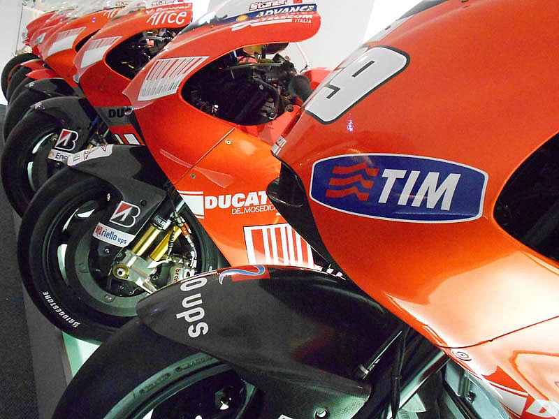 Varias Ducati Desmosedici de MotoGP despiden al visitante del Museo Ducati