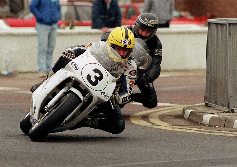 Joey Dunlop por delante de su hermano Robert en la North West 200 de 1991