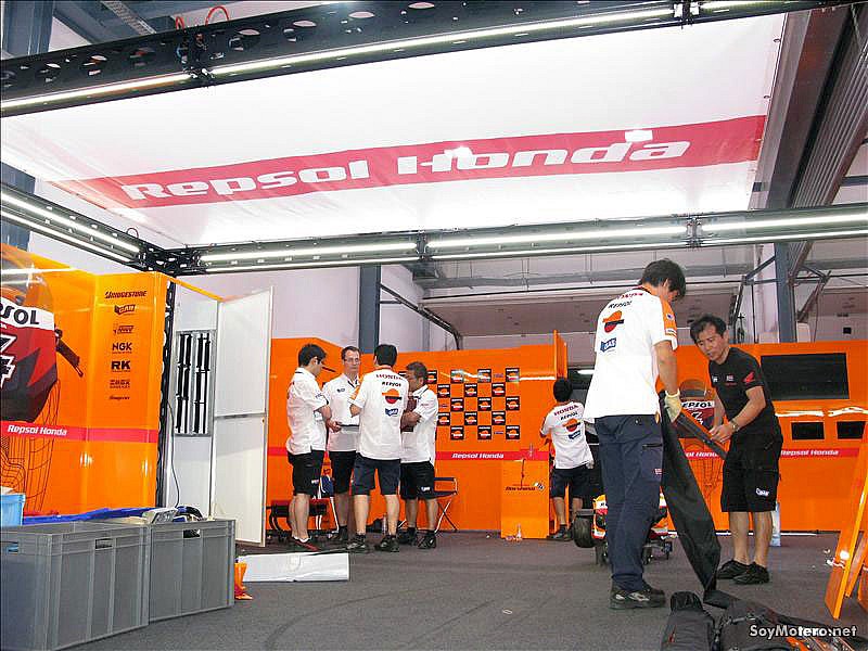 Box Repsol Honda Team - montaje del panelado
