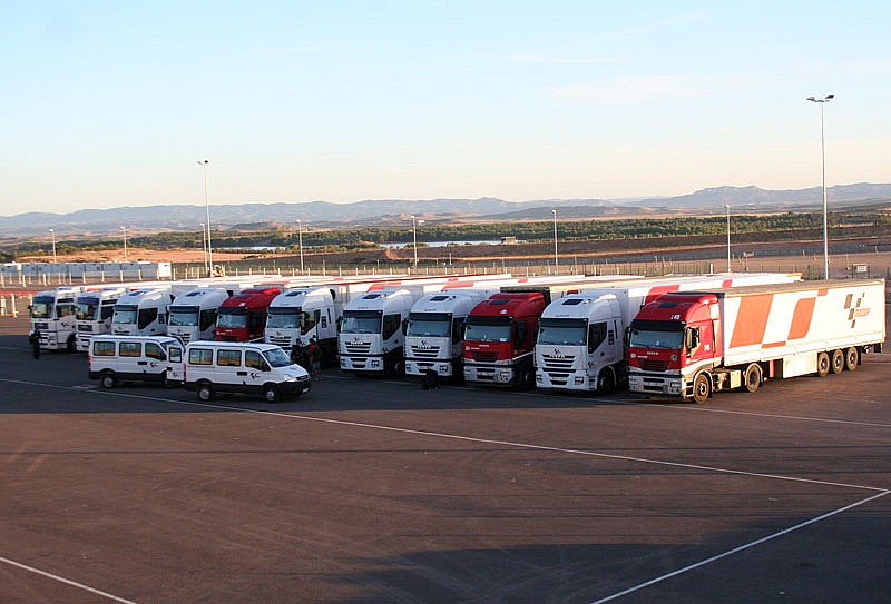 camiones de MotoGP en el aparcamiento de MotorLand Aragón
