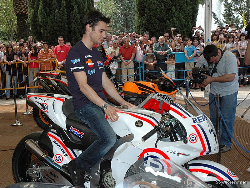 Dani Pedrosa en Puertollano - exposición de motos Repsol en la Feria de Puertollano