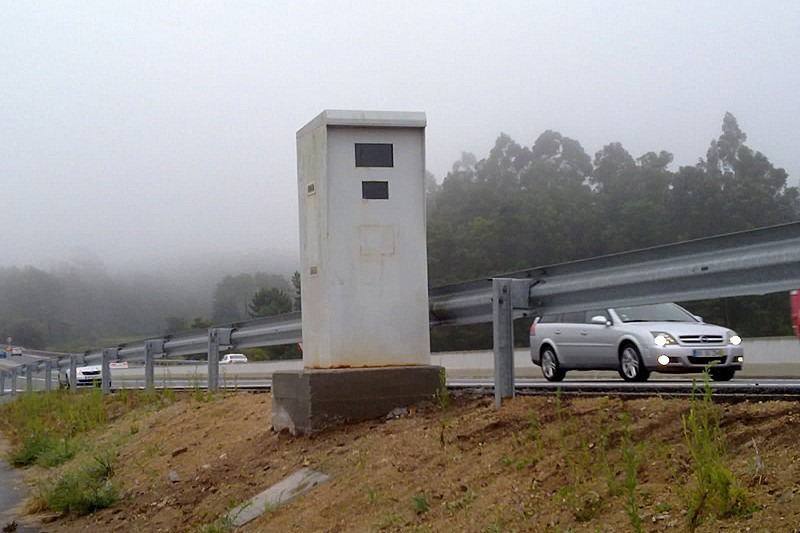 Radar de caja en el lateral derecho de una autovía.