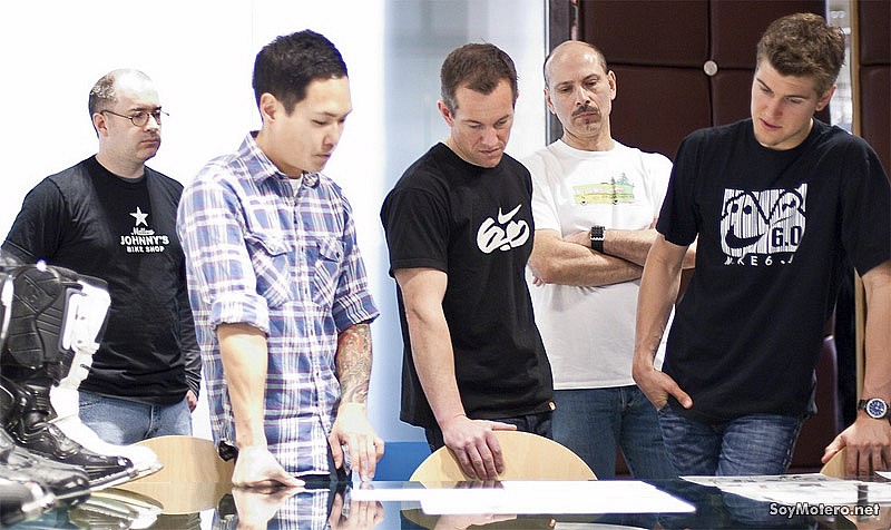 Ryan Dungey con el equipo de diseño de Nike para las botas de motocross AirMAX