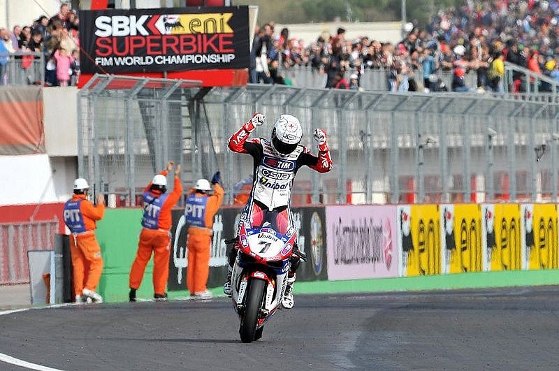 Carlos Checa celebrando su triunfo en la Ronda de Imola del Mundial de Superbikes 2012
