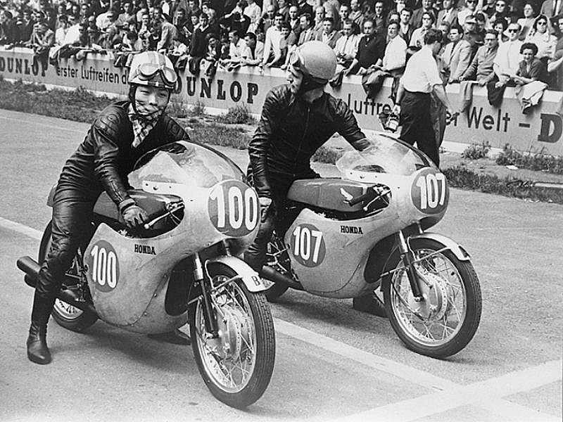 Kunimitsu Takahashi (100) y Jim Redman en Hockenheim 1961.