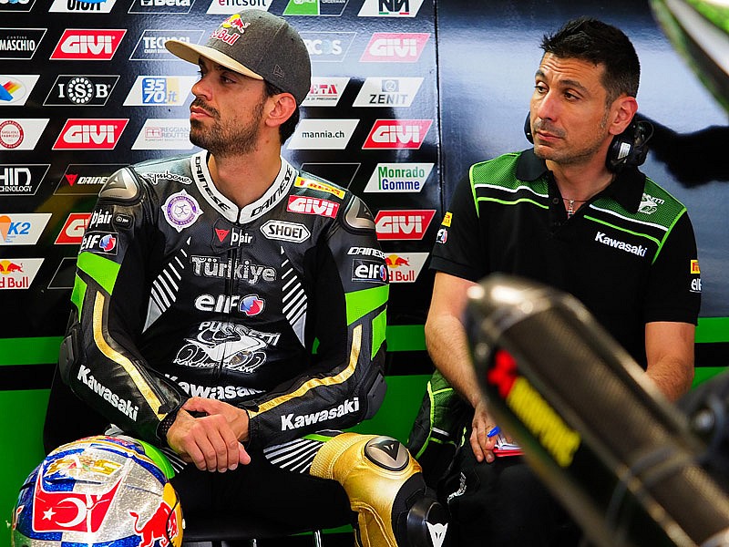Kenan Sofuoglu en el box del Kawasaki Puccetti Racing