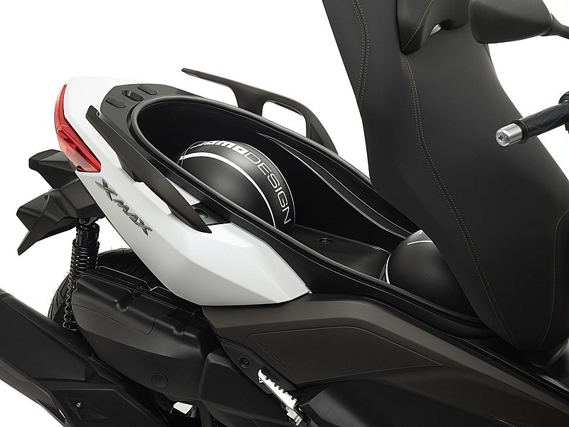 Como es tradición, el Yamaha X-Max 400 acepta dos cascos integrales bajo el asiento.