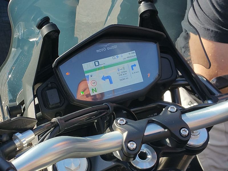 Moto Guzzi V85TT cuadro con navegador del móvil