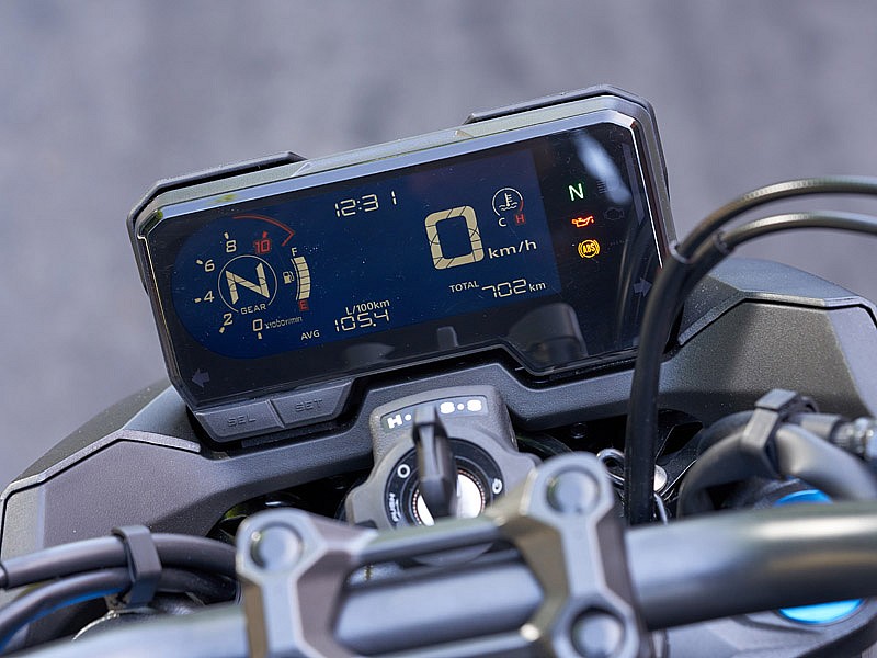 Instrumentación LCD de la Honda CB500F 2019