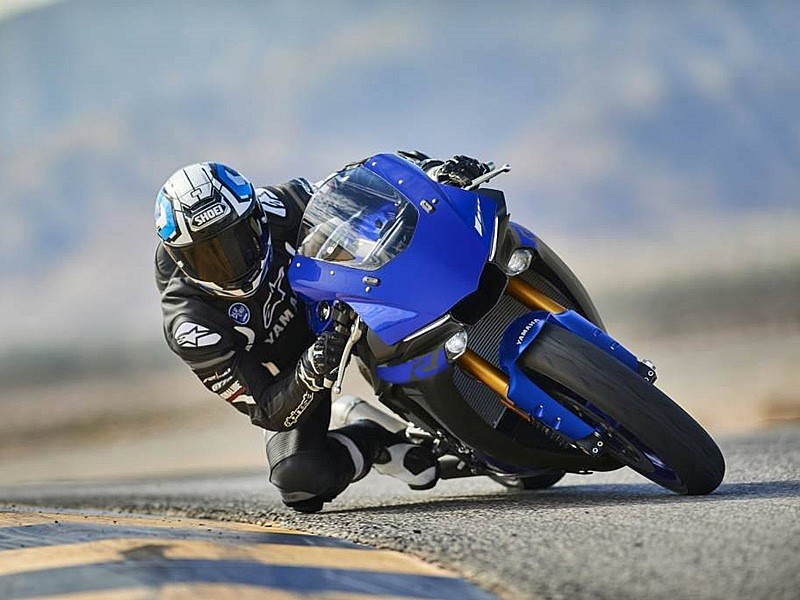 Yamaha YZF-R1 2018 - acción 2