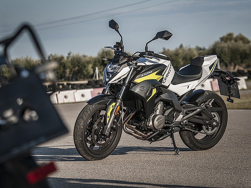 La imagen que proyecta en parado la CFMOTO 650 NK.