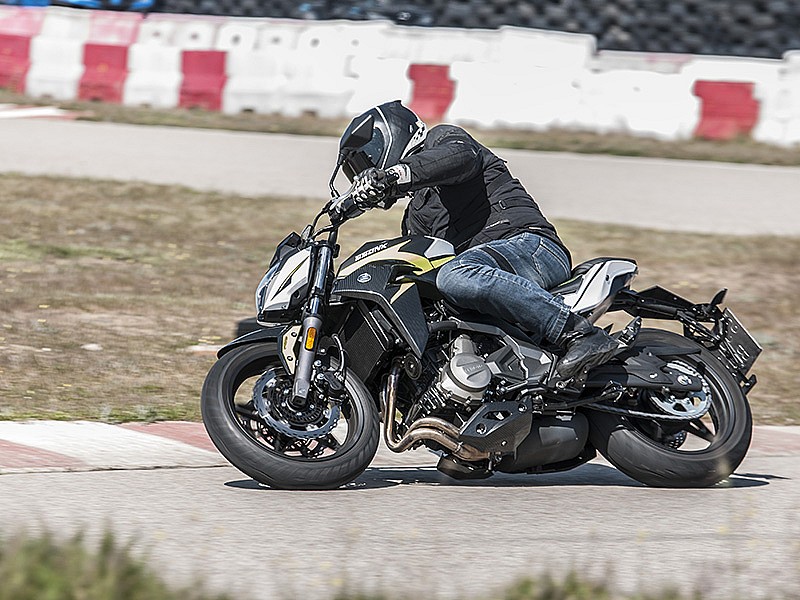 Paso por curva con la CFMOTO 650 NK.