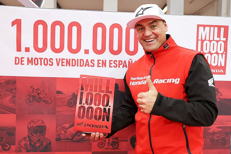 Javier García Vico celebra el Millón de Honda