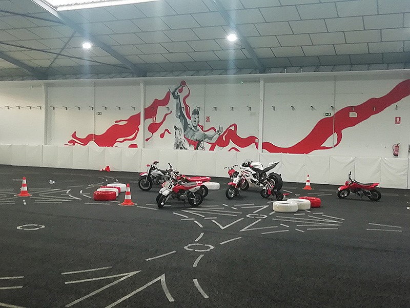Algunas de las motos que se emplearán en el Lorenzo Indoor.