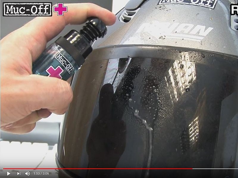Primero hay que aplicar Helmet & Visor Cleaner