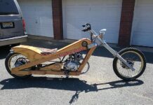 Una moto de madera