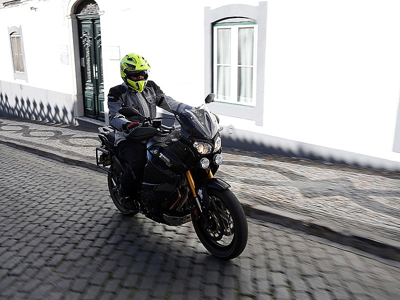 Por el empedrado con el Michelin Anakee Adventure en su presentación internacional.