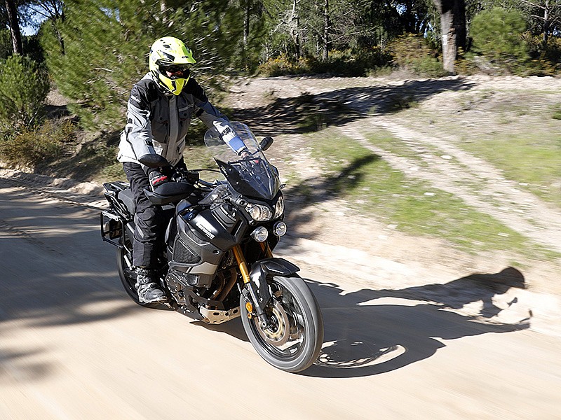 Sobre una pista de tierra con los Michelin Anakee Adventure en su presentación internacional.