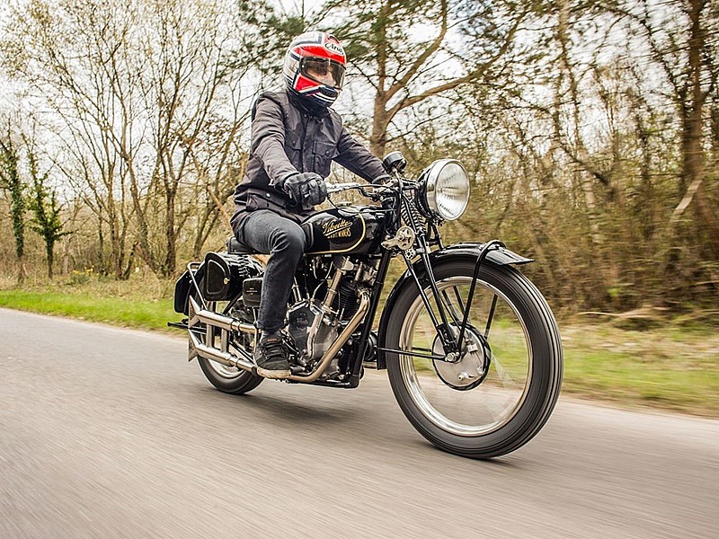 Velocette V-twin - acción