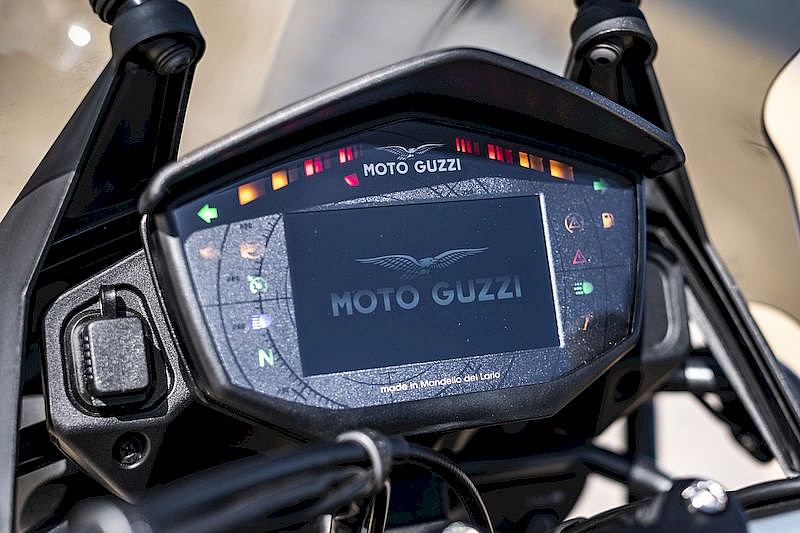 Moto Guzzi V85TT cuadro instrumentos TFT