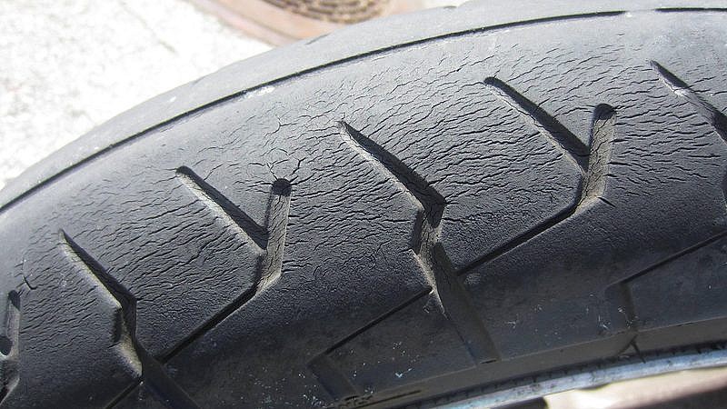 Neumático de moto envejecido