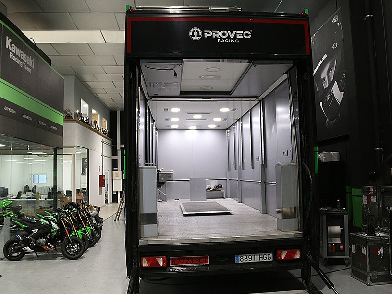 Interior de uno de los trailers-taller, habilitado para transportar recambio.