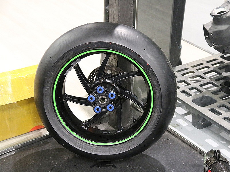 Rueda trasera de la ZX10RR oficial.