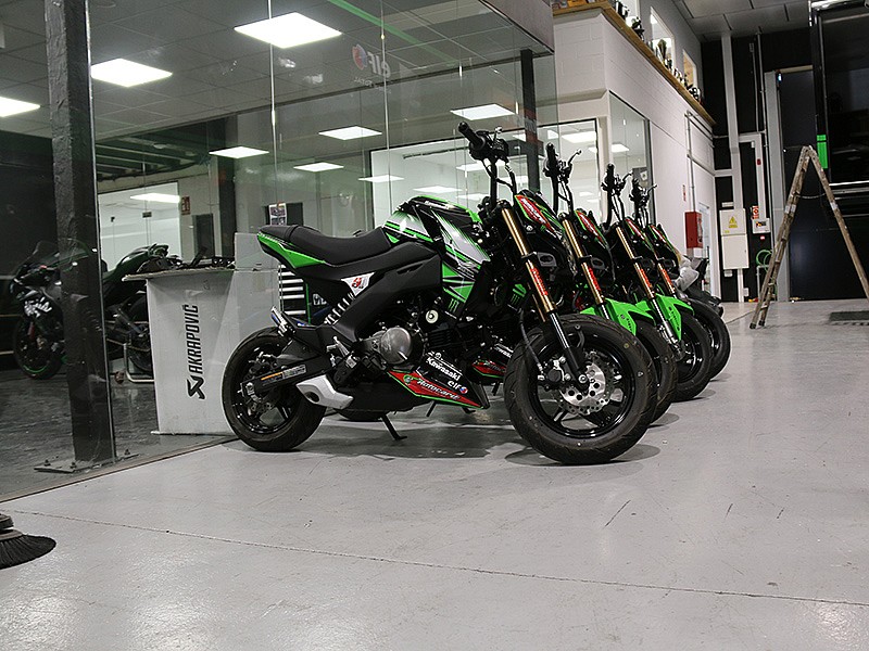 Pit bikes Kawa, para desplazamientos por el interior de cada circuito.