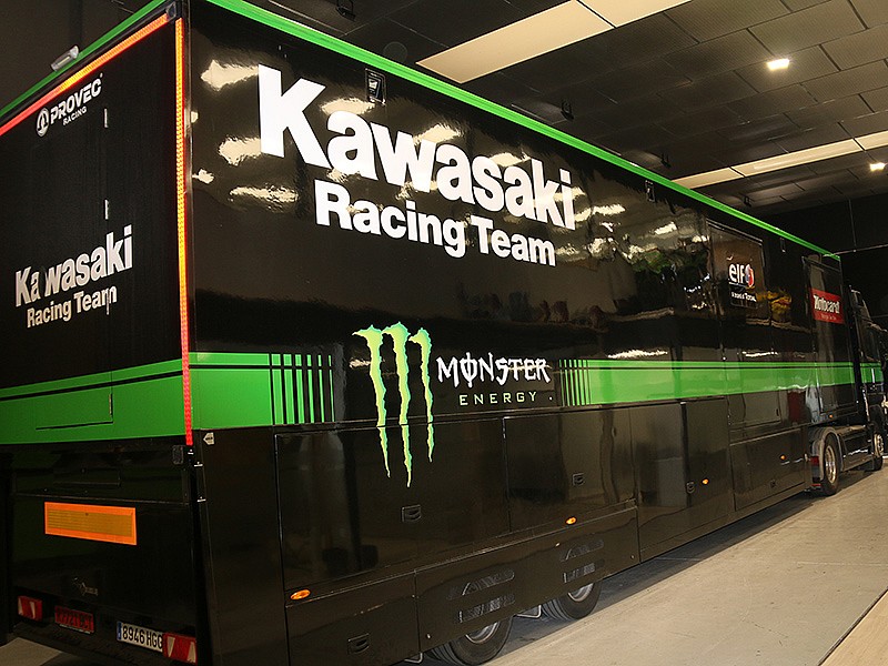 Uno de los tres trailers que duermen en las naves del Provec Racing Kawasaki Team.